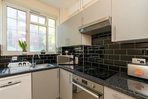 Гостиница Charming 2 Bedroom Flat in Kensington High Street в Лондоне