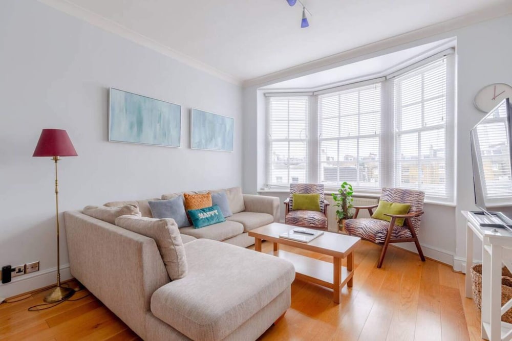 Фото Central and Spacious 2 Bedroom Flat in Kensington