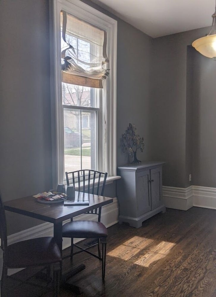 Фото Stratford Suites - 66 Daly Ave