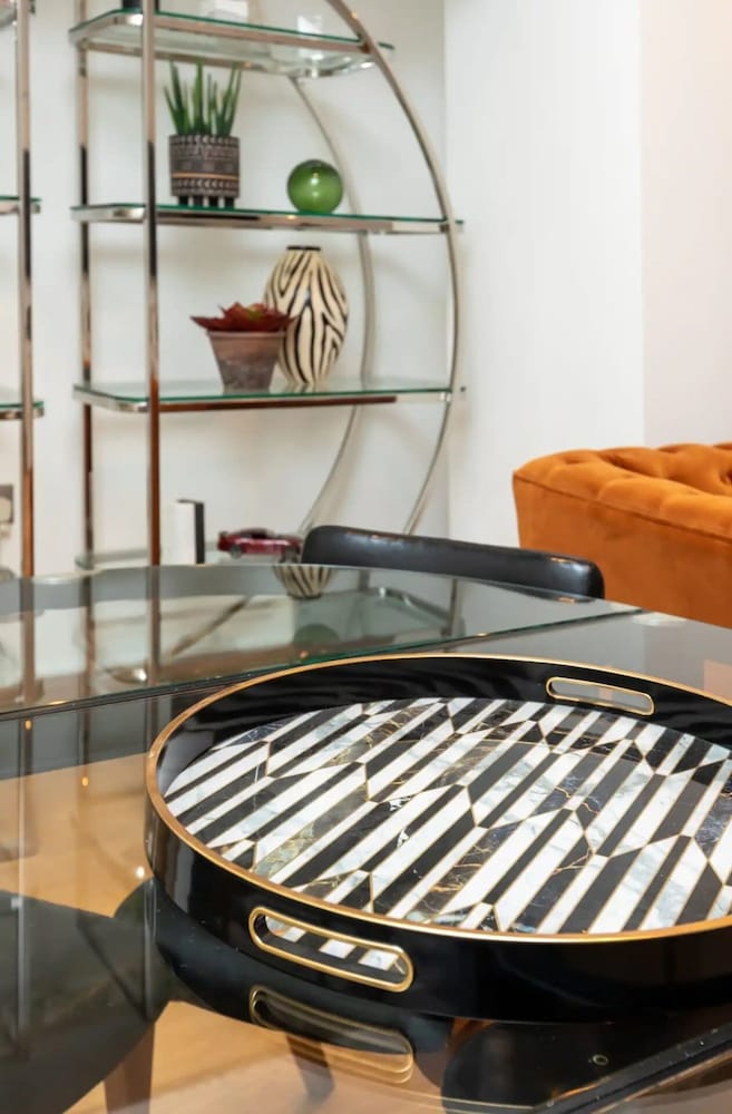 Фото Luxurious 2 Bedroon Flat in the Heart of London