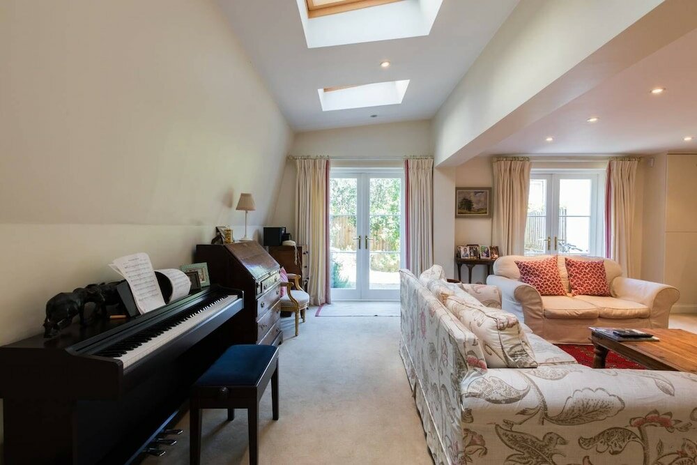 Фото Traditional 5 Bed Family Home Near theTube