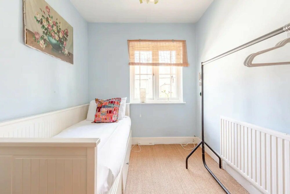Фото Beautiful 2bd House With Garden - Stoke Newington