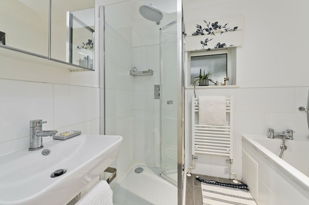 Фото Botanical Bliss Near Kew Gardens by Underthedoormat