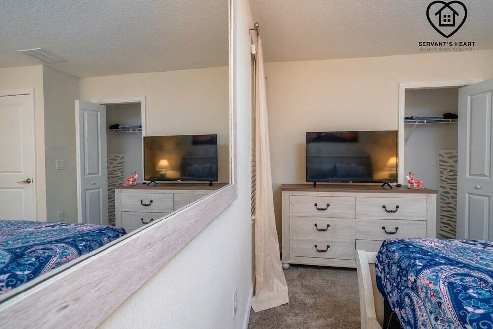 Фото Lakeview Luxury 9 Bedroom & 5 Bathroom w Private Pool