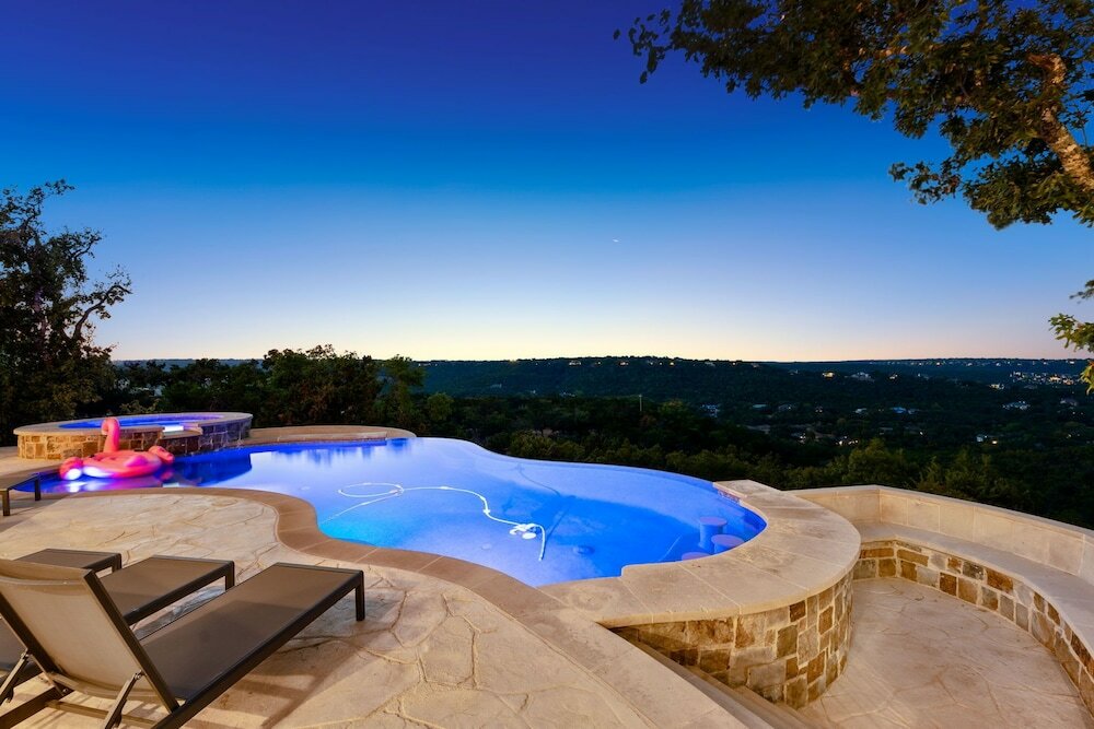Фото Hillside Infinity Pool Retreat