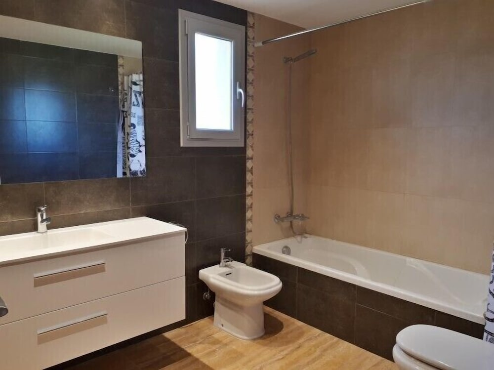 Фото Chalet con piscina y vistas a 10min de la playa de Blanes