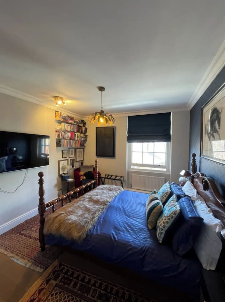 Фото Vibrant & Art-filled 2bd Haven - Victoria