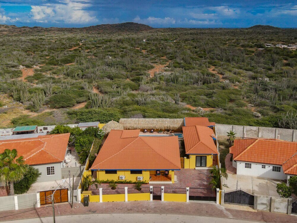 Фото Newly Renovated! Polynesian Themed in Noord!