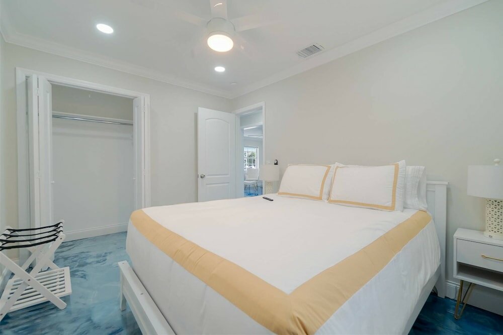 Фото Beachy Blues Apt A, Downtown, Shops, Cafes & Beach, Dog Friendly