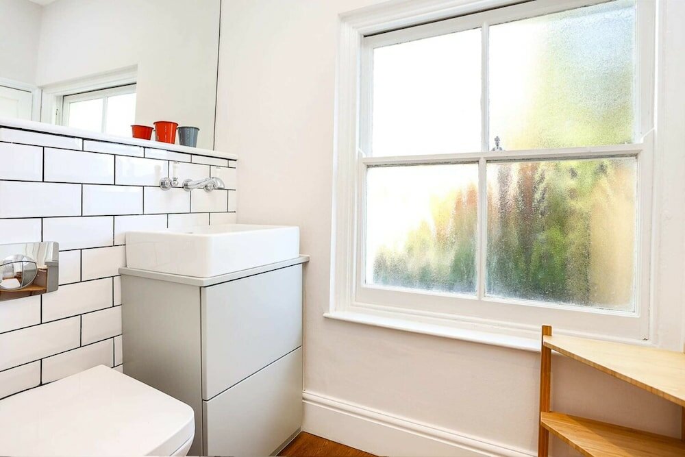 Фото Beautifully Styled, Modern Apartment With Garden