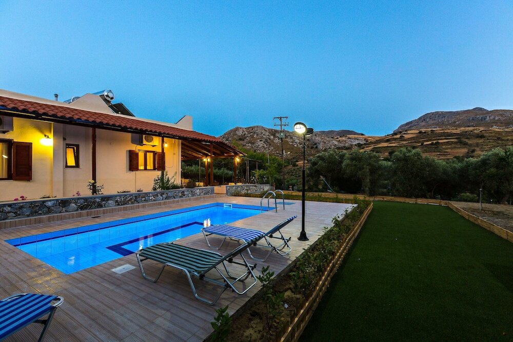 Фото Gorgeous Villa With Pool & Gardens