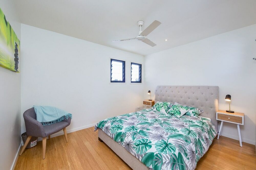 Фото Gold Coast Stunning Waterfront Retreat by Hostrelax