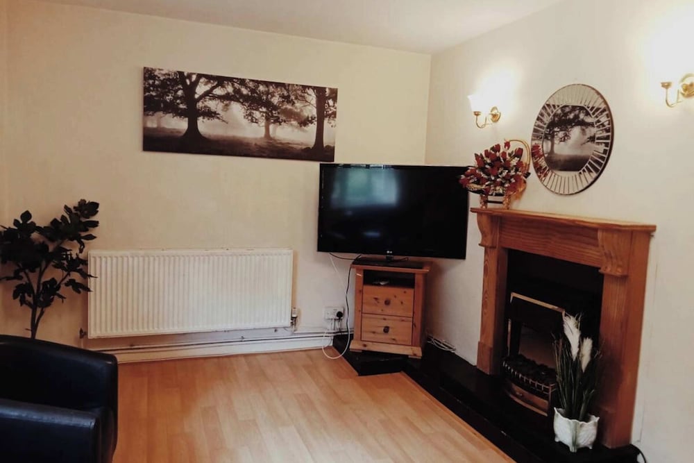 Фото Homely 3 Bedroom House With a Garden