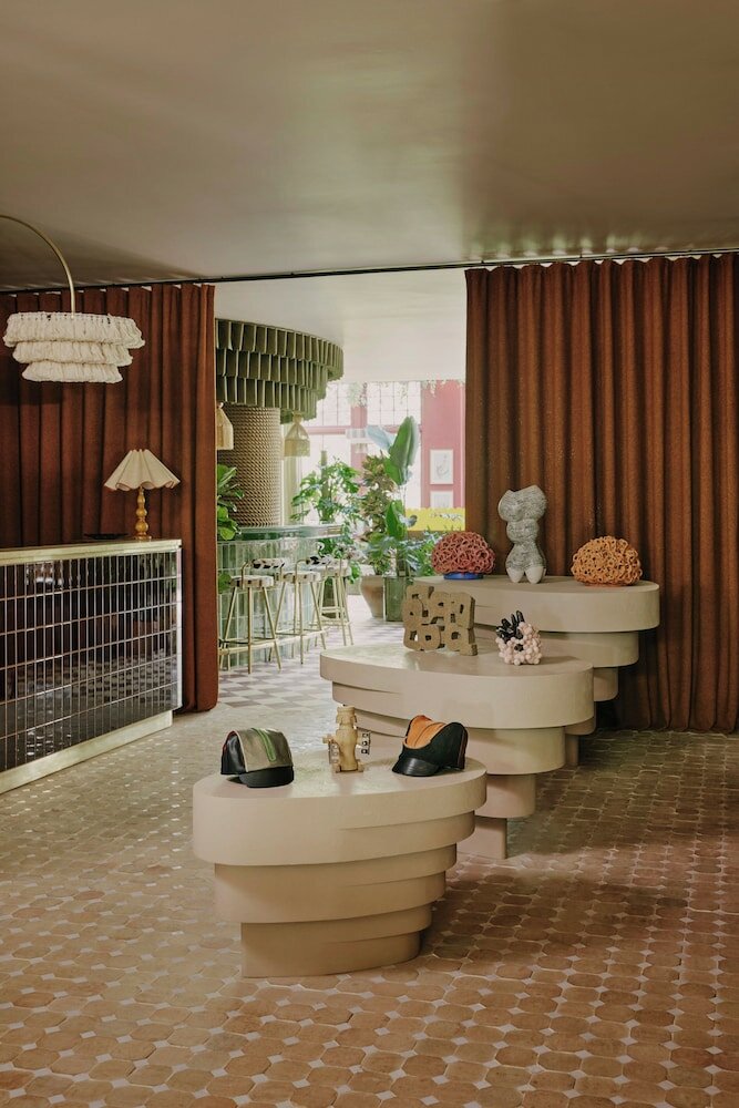 Фото Ember Locke Kensington