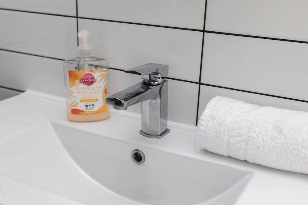 Фото Contemporary 2 Bedroom Apartment on Columbia Road