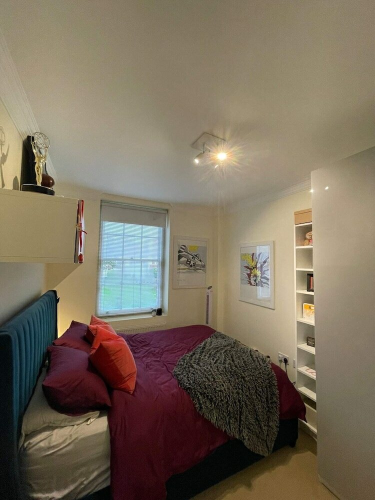 Фото Chic Victorian Flat in Private Estate - Mile End!