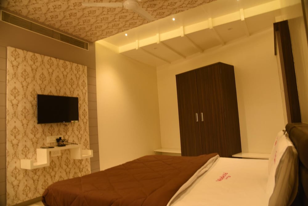 Фото Hotel Pushpak Satara