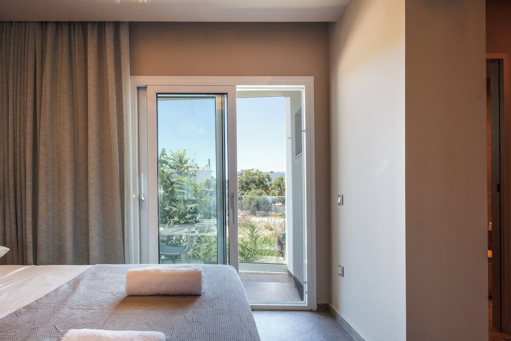 Фото Skipper Beachfront Suites