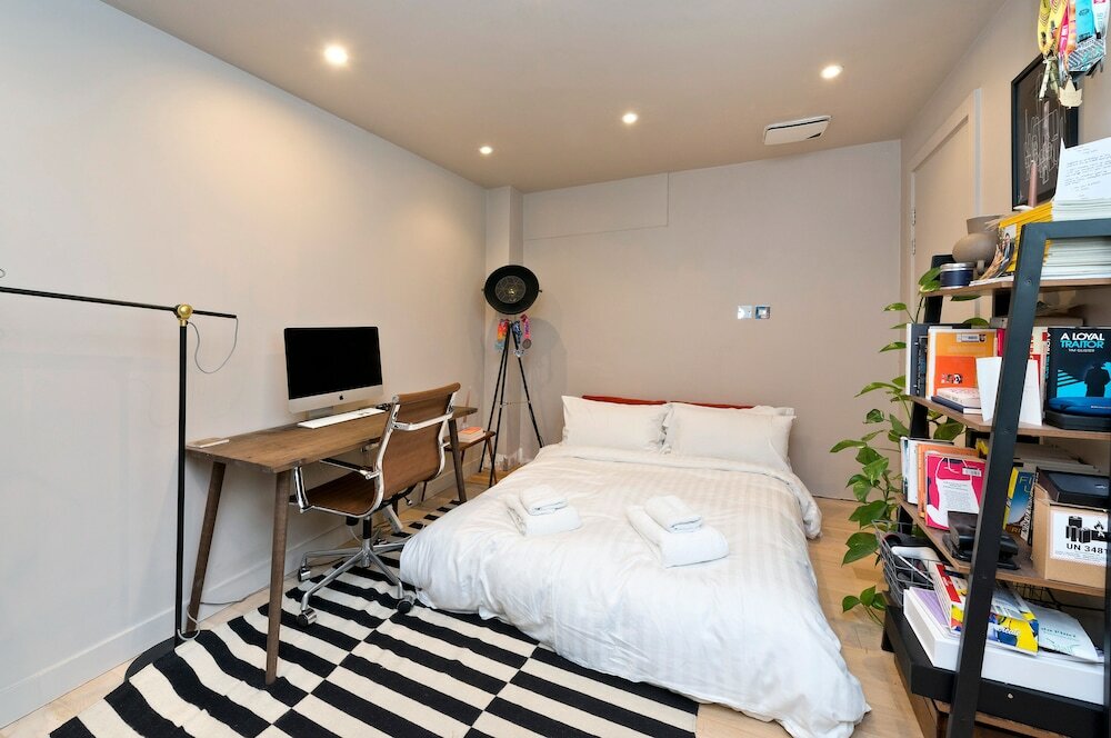 Фото Contemporary Flat With Private Patio in Primrose Hill by UnderTheDoormat