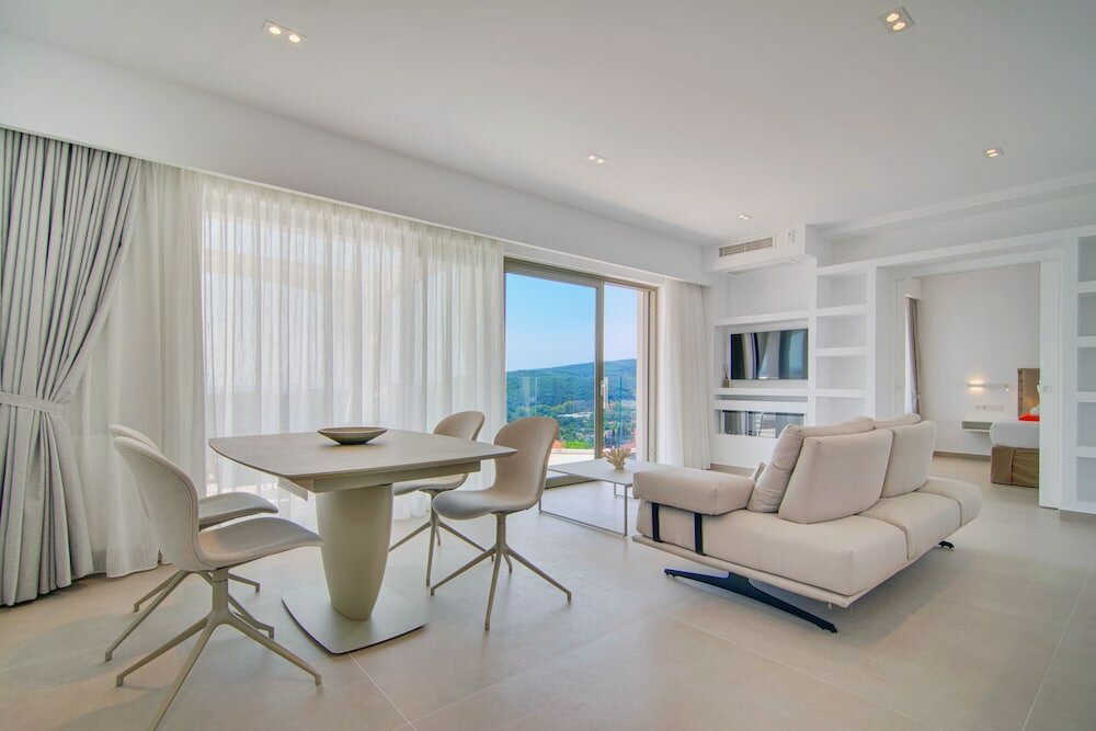 Фото Livinghome Suites