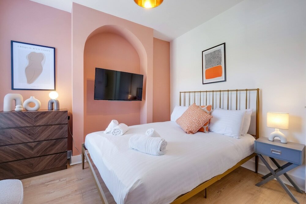 Фото Luxury 3 Bedroom 2 Bathroom House Fulham