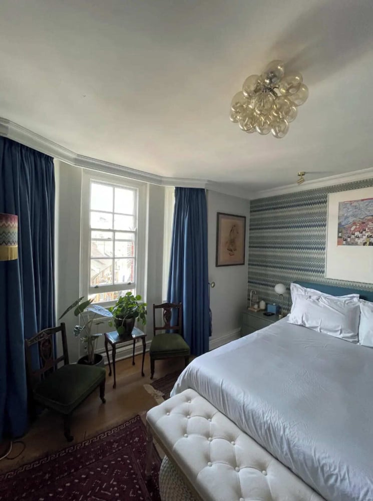 Фото Vibrant & Art-filled 2bd Haven - Victoria