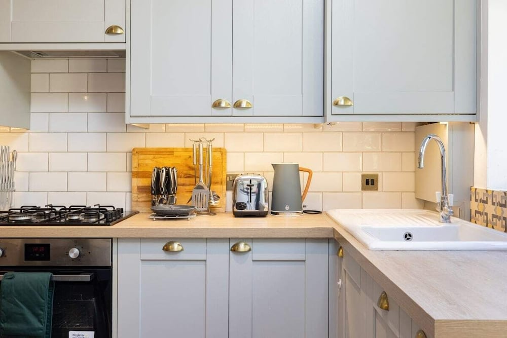 Фото The Richmond Upon Thames Escape - Modern & Bright 2bdr Flat With Parking