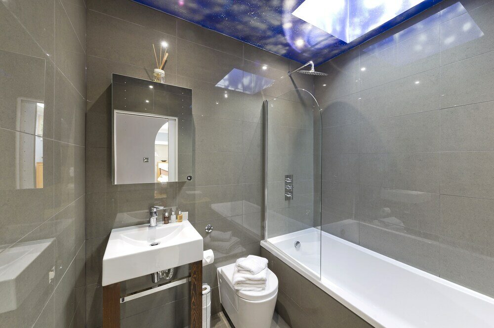 Фото Delightful Apartment in Prime Location Near Hampstead Heath by Underthedoormat