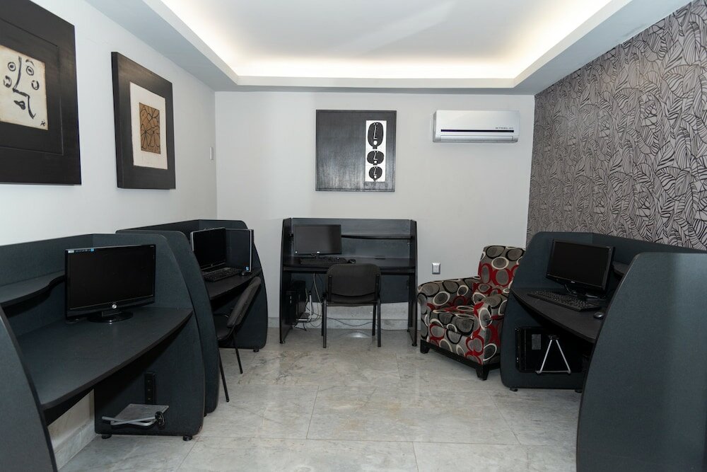 Фото Impala Hotel in front of the Ado