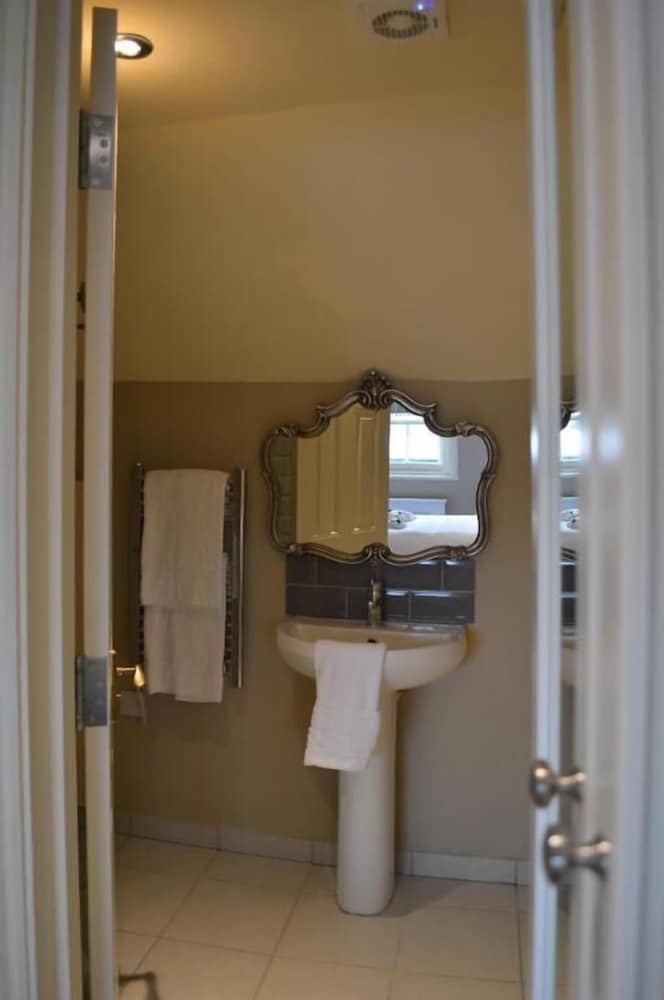 Фото The Crown Pub & Guesthouse