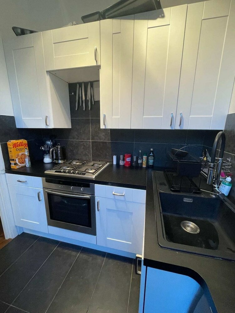 Фото Stylish and Spacious 1 Bedroom Flat