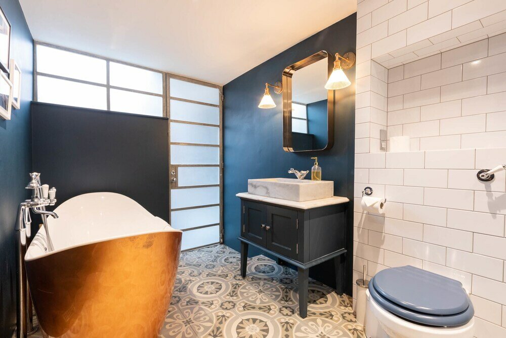 Фото Stylish 2 Bedroom Converted Victorian Storefront