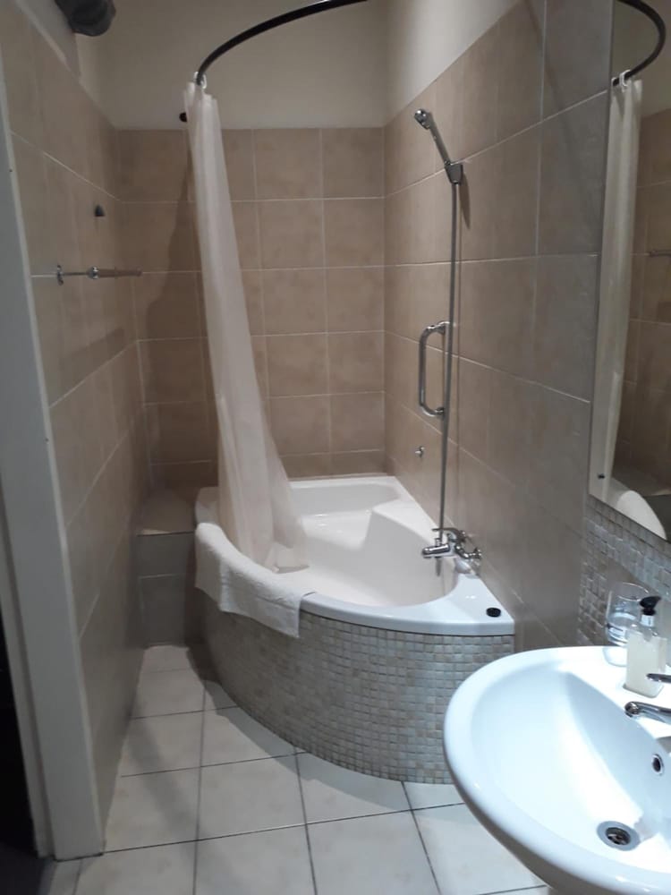 Фото The Lakehouse Guest House