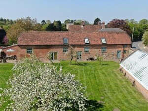 Manor Farm Courtyard Cottages (England, Royal County of Berkshire, Borough of Reading, Town of Reading, Caversham Ward, Church Street), hotel