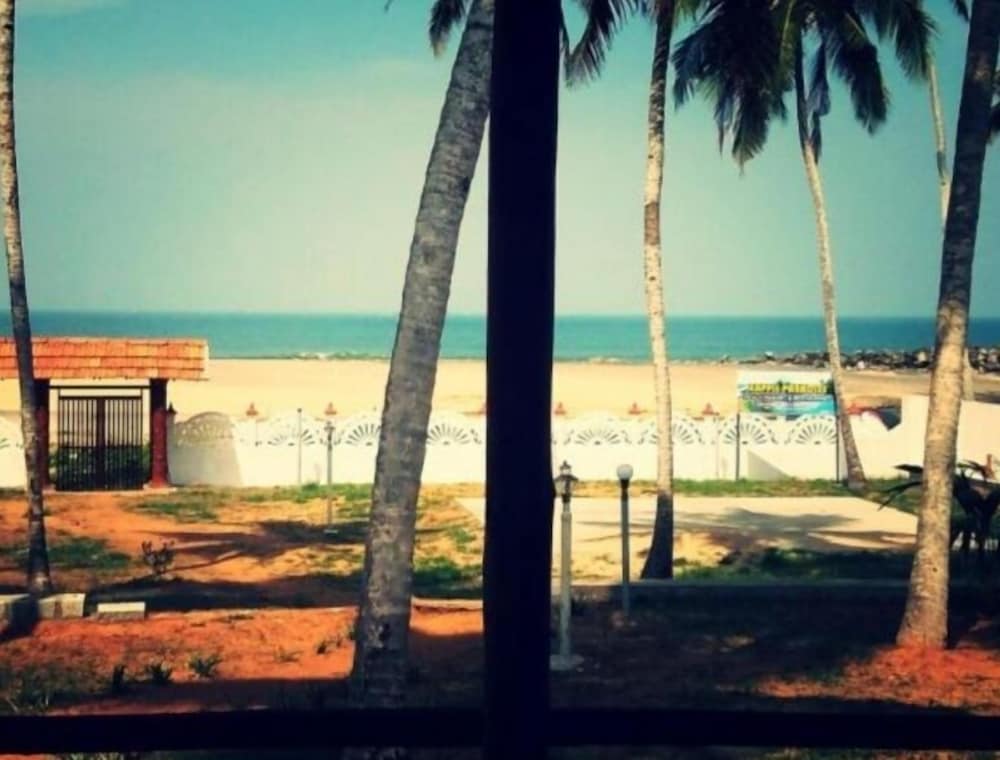 Фото M R Beach & Cottages