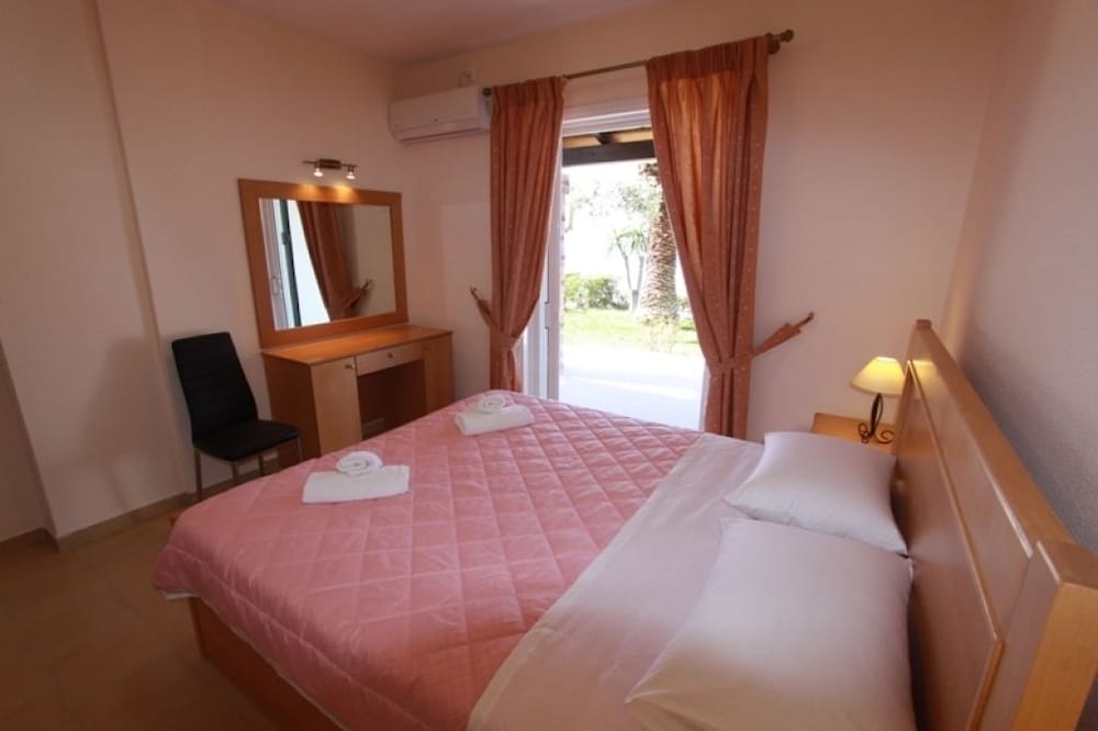 Фото Menigos Ab4g № 50 Beachfront 2 Bdr Apt