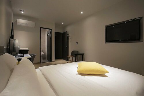 Гостиница Yellow 8 Hotel в Кояне