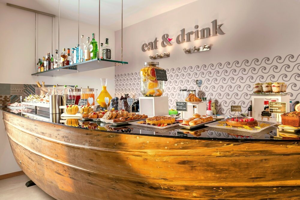 Фото You & Me Beach Hotel