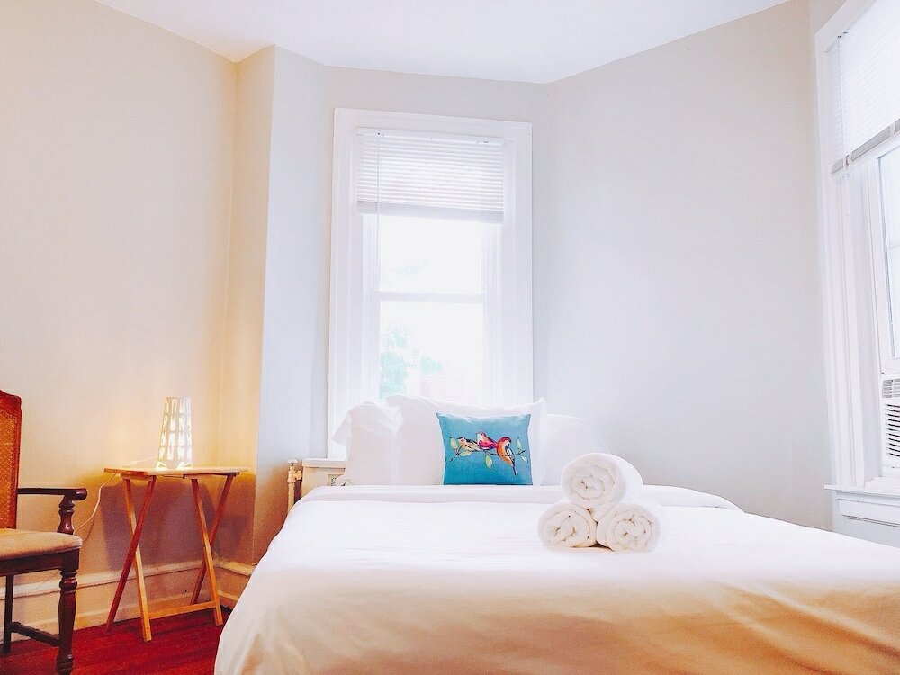 Фото Three Bedrooms Two Bathrooms Entire Unit