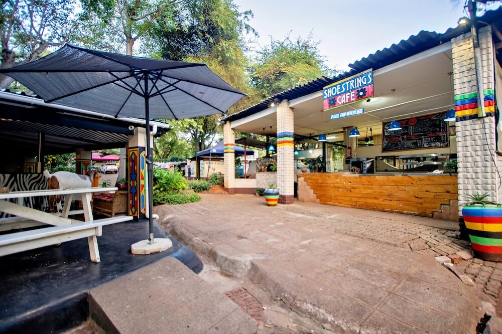 Фото Shoestrings Backpackers & Bar