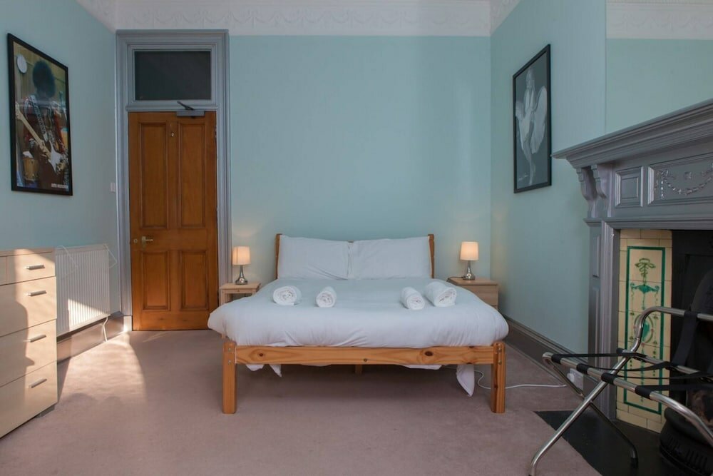 Фото Stylish 3 Bedroom Apartment