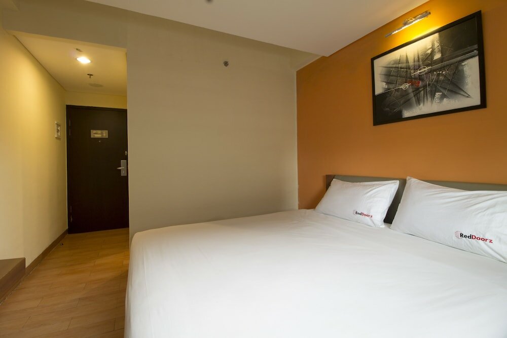 Фото RedDoorz near Kota Tua