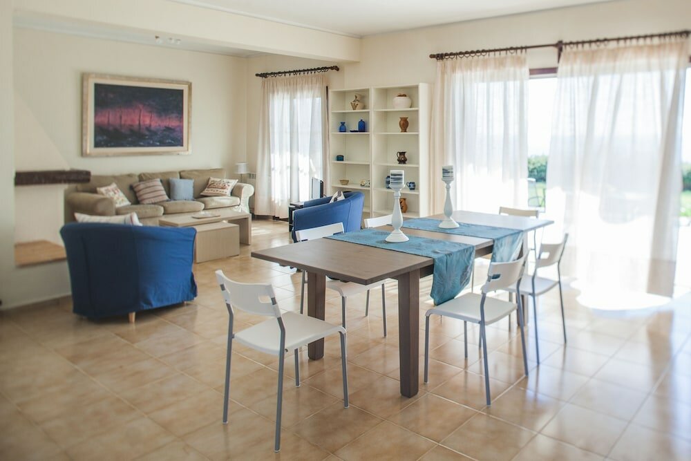 Фото Absolute Villa by Stylish Stays