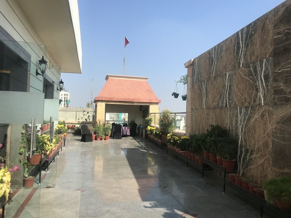 Фото Leela Grande Hotel