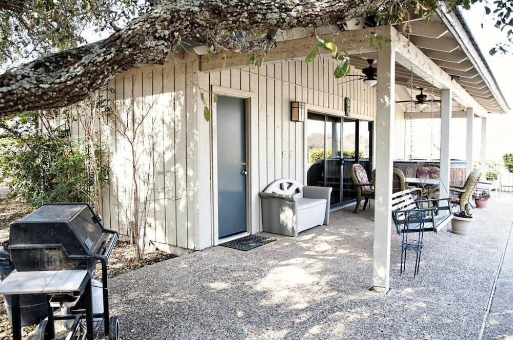 Фото Live Oaks Bed and Breakfast