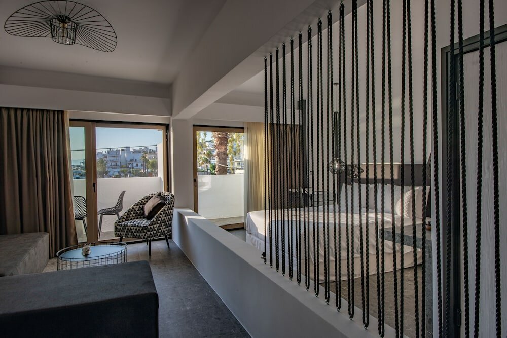 Фото Kalypso Suites Hotel