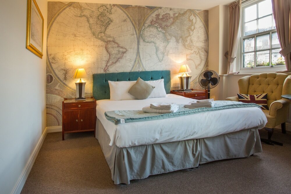 Фото The Captain Cook Hotel