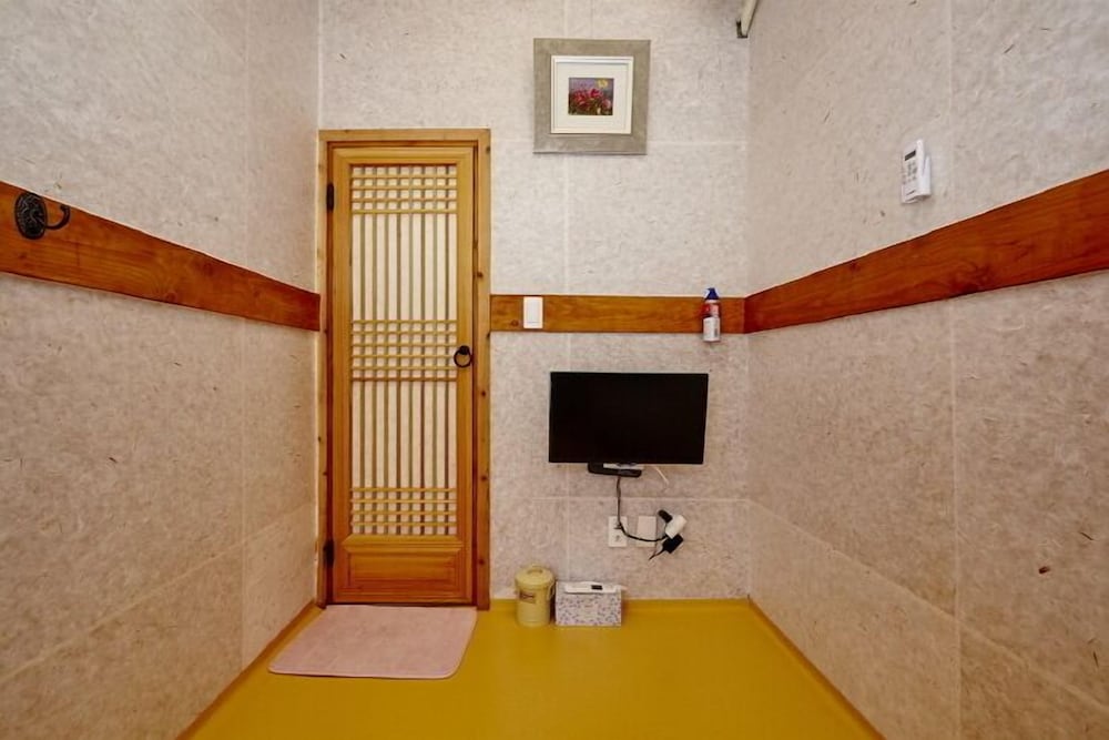 Фото Happiness Full Hanok Guesthouse