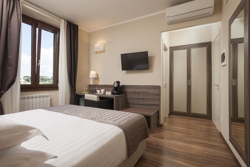 Фото Window on Rome