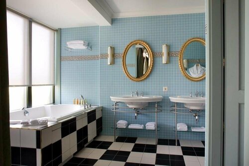 Гостиница Hotel Royal в Же
